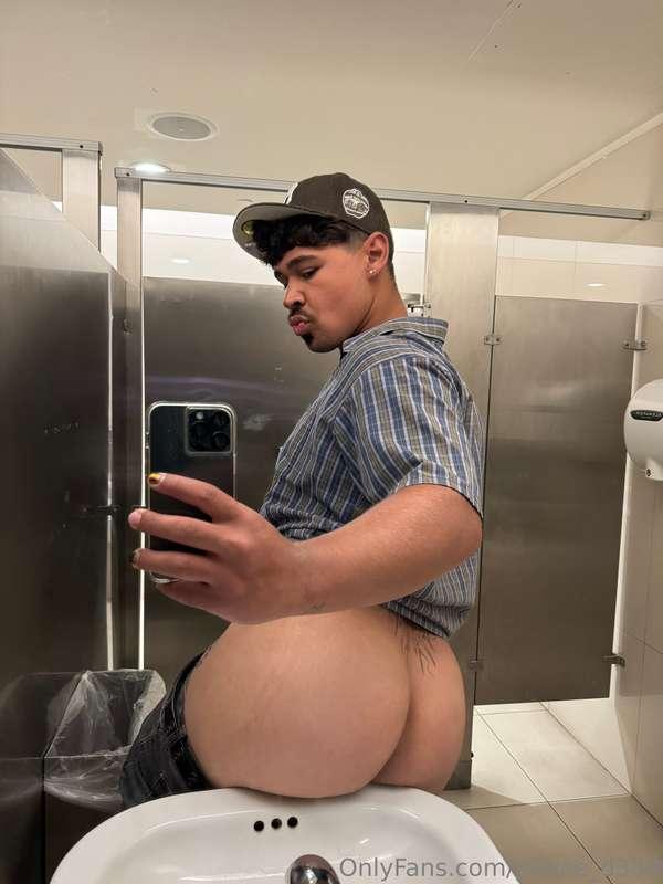 put yo dick under the stall and i’ll get to work