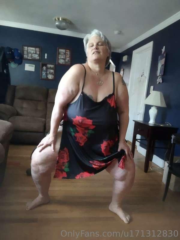 I'm a lonely house wife and I need some attention 😉