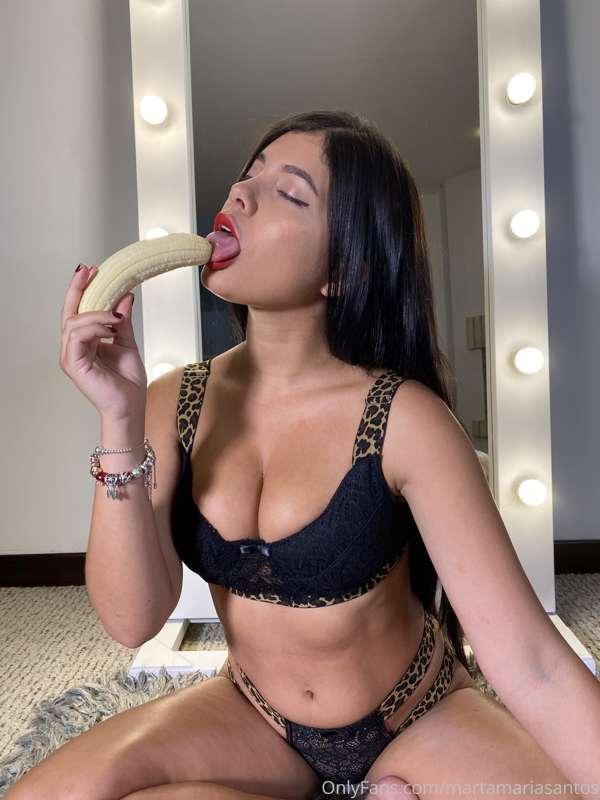 Uff esto me lo han pedido mucho , chupando un banano 😋 no se..