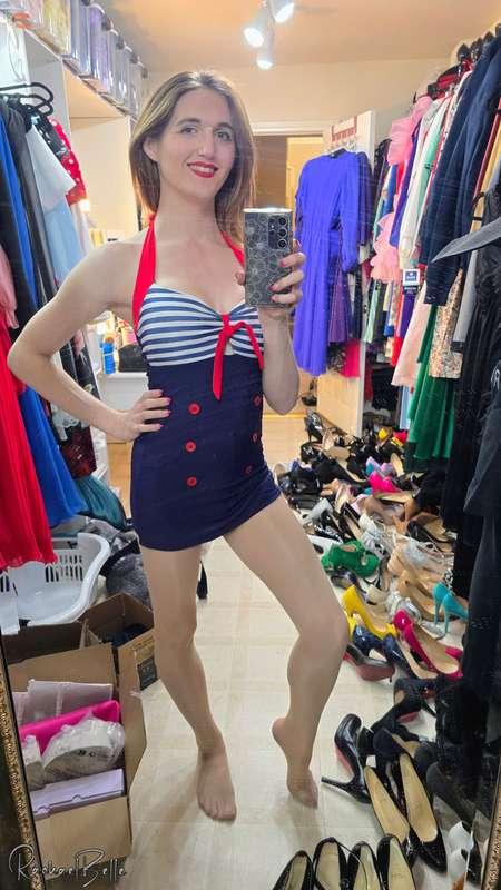Little BTS in this gorgeous vintage bathing suit! Thank you ..