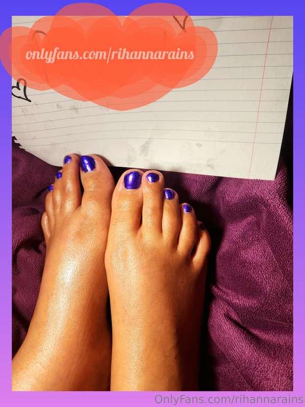 Custom feet pic's now available! DM for your customs today😘🥰
