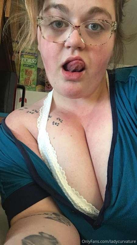 ladykeepsherlegsopen image #1