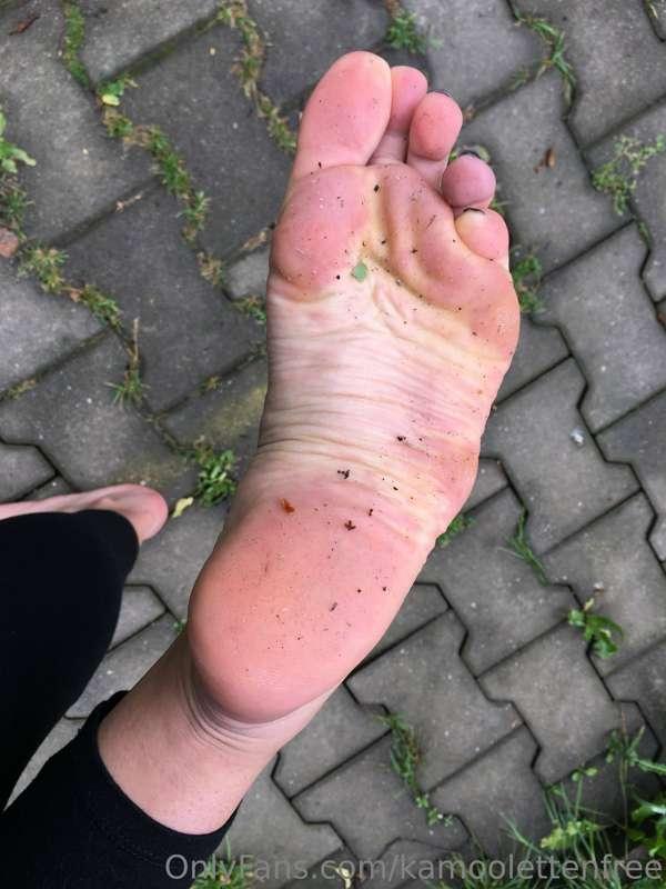 I love walking outside barefoot. It gives me energy. ⚡️