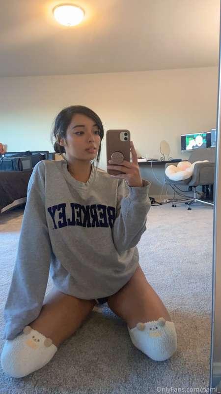 Oversized sweatshirt with knee high socks is such a mood 😍🤭