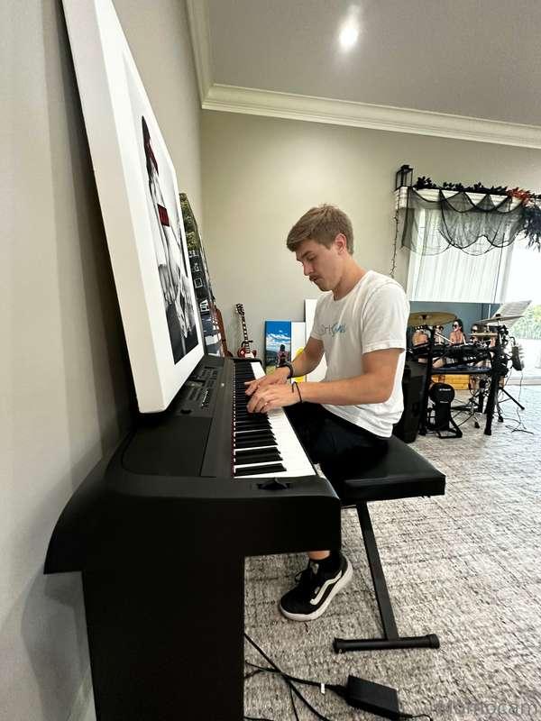 I started playing a bit more piano lately.. it’s fun! 😊
Tyle..