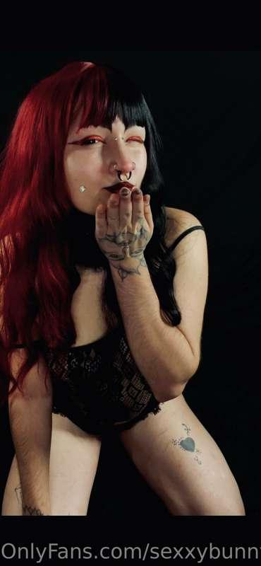 Kisses

😭 yes I know my fingers have paint on them. This alw..