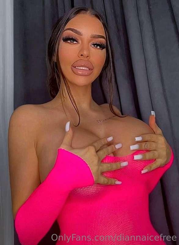 Guess my fav color 😳💖 ..