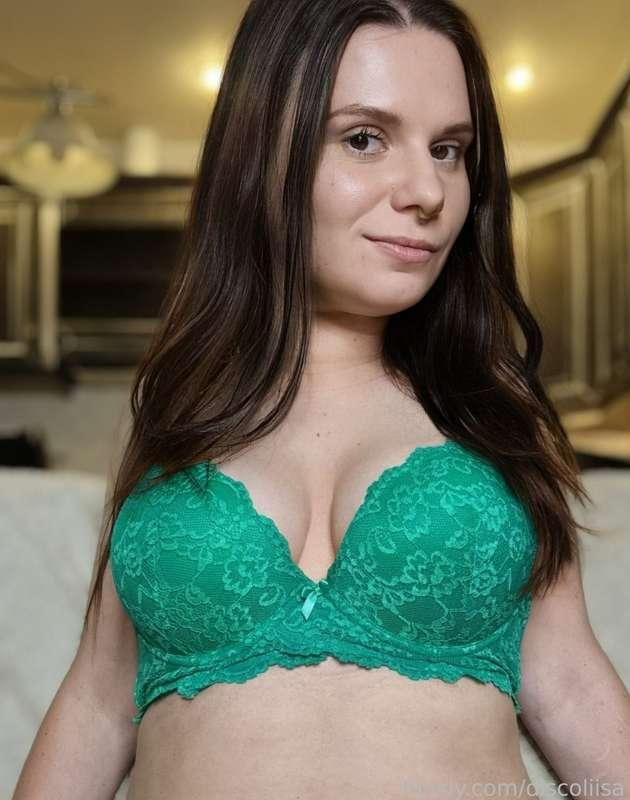Hang out with me? 😉 DM

#busty #bigtits #natural #mommi #bra #boobs #bigboobs #milf #lingerie #longhair #roleplay