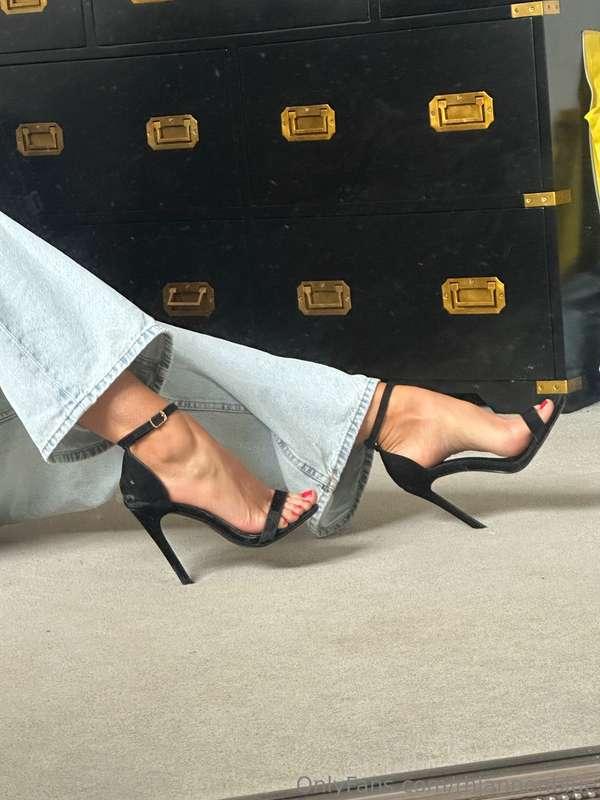 Your favourite size 4s 🙈👣