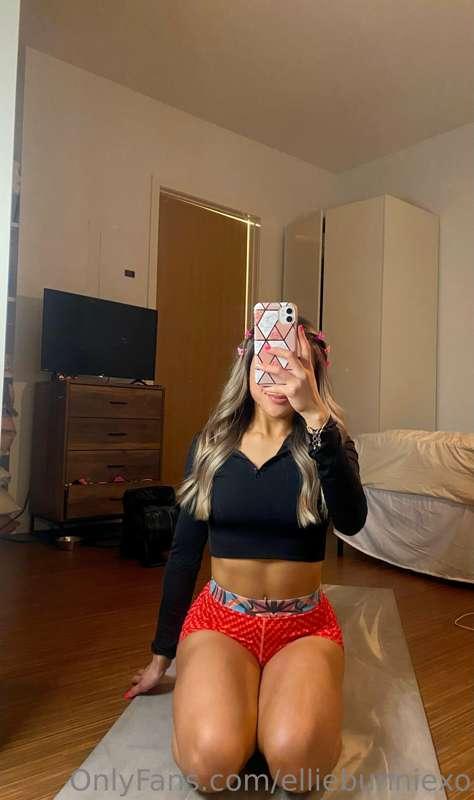 Mhmm 🤭 how does my ass look under this tight gym outfit?