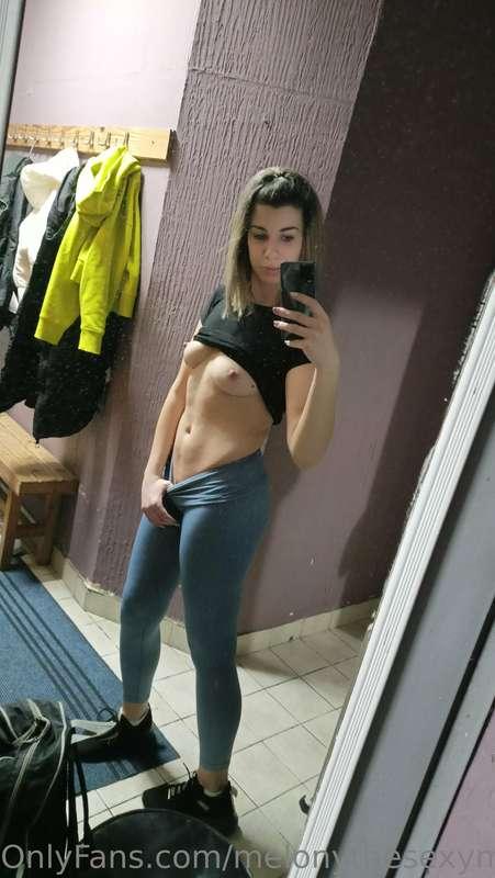 Par slika iz teretane. Morala sam brzo da se slikam jer je b..