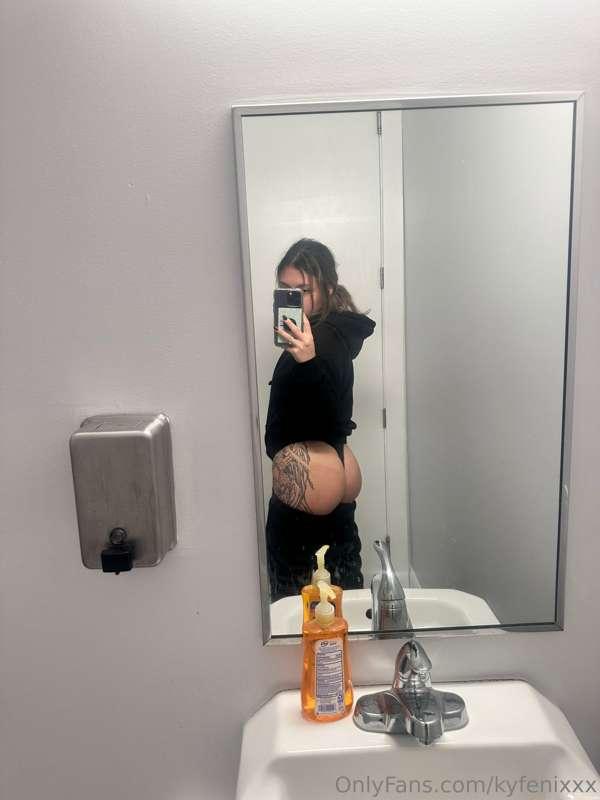 At work booty pics 🤭🤭🤭