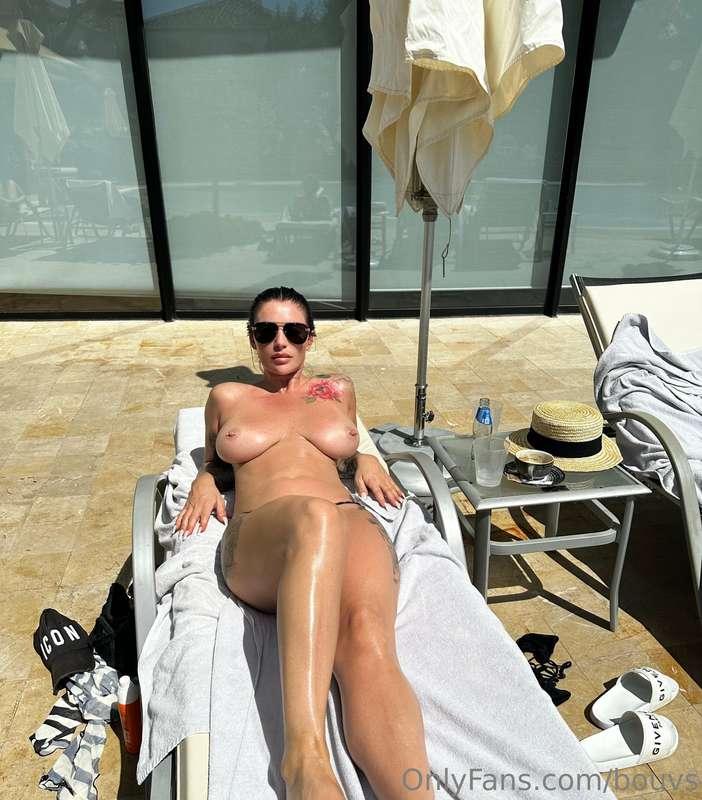 Currently 💦😉 who’s oiling me up ?