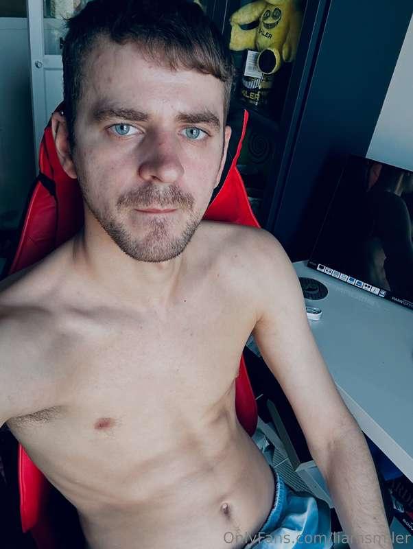 What great weather to give me an excuse to get naked 😜 Wanna..