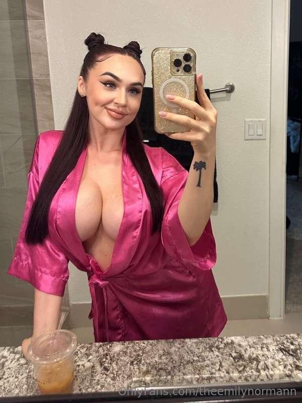 What do you think of my pink robe?😍 If you also love pink an..