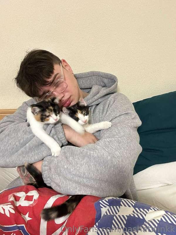 How many guys here have fluffy pets🐶🐱?
