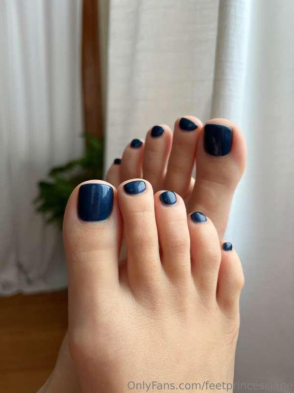 I like guys who get hard for fresh pedicures.😉
