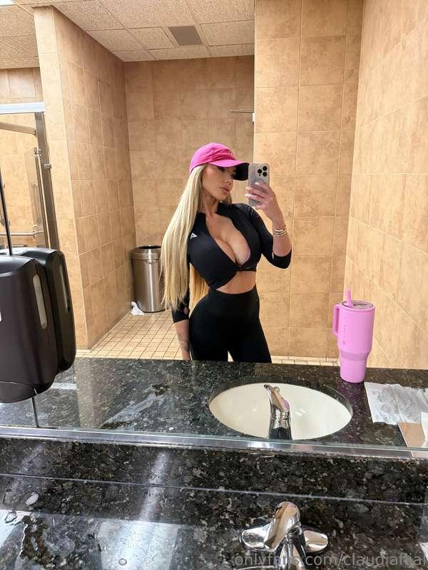 Have you seen my gym video? DM me if you haven't see it 😈👀💦
