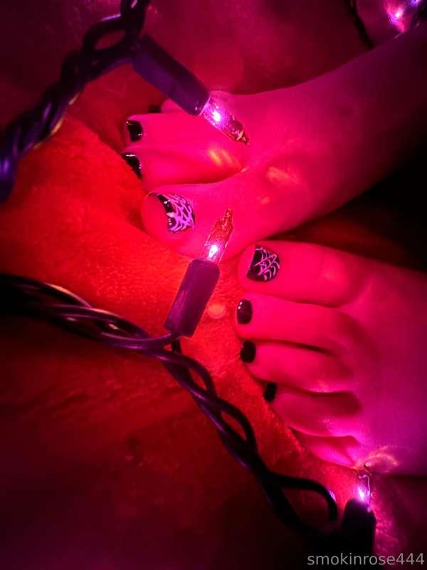 tops of toes this thursday