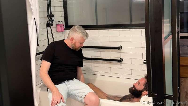 Coming up this weekend: CAUGHT IN THE BATHTUB 🛀💦 with @brock..
