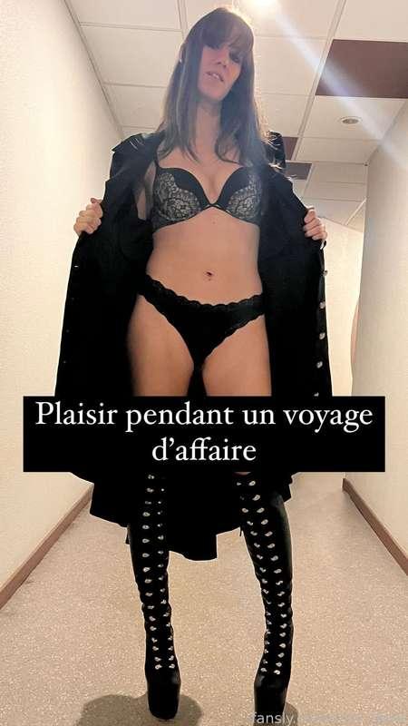 POV d'un Gentleman en voyage d'affaire en France, il choisi Lety Howl pour se détendre mais la baise fortement sans sa chatte et son cul en passant par sa bouche. Il finit par étaler son sperme sur son visage et dans sa bouche.
---
POV of a Gentleman on a business trip to France, he chooses Lety Howl to relax but fucks her hard without her pussy and ass through her mouth. He ends up spreading his cum all over her face and in her mouth.