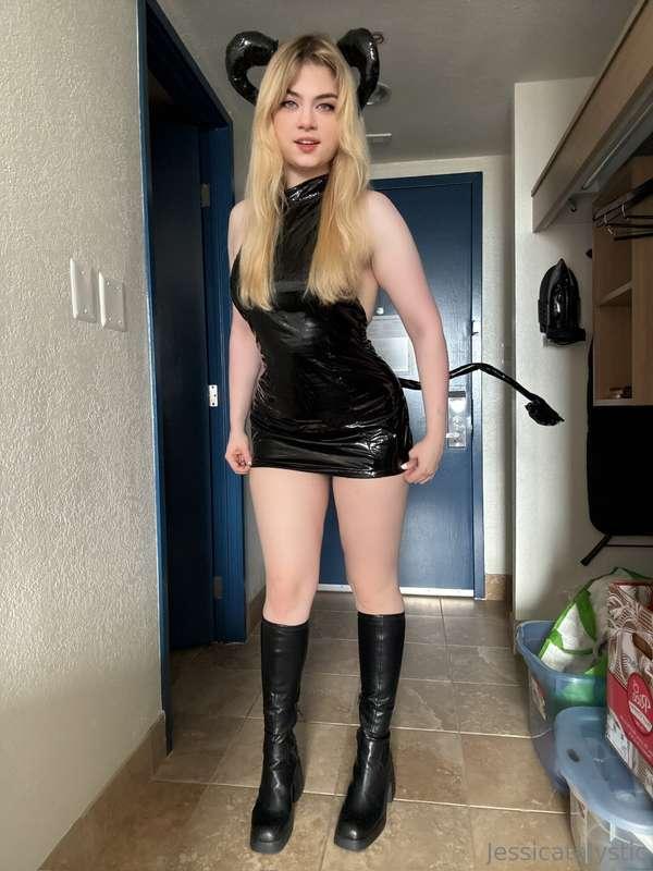 Alright who summoned succubus Jess? 🤔😈If you missed the chan..