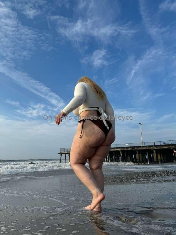 i went to the beach for the first time in my life 🥹 i’m so t..