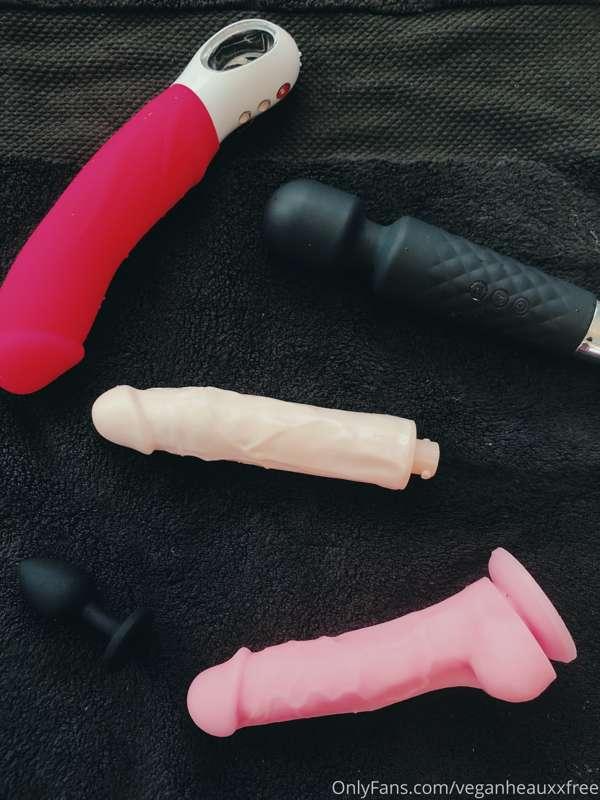 Here’s a reminder that clean toys are happy toys! 💦 Give you..