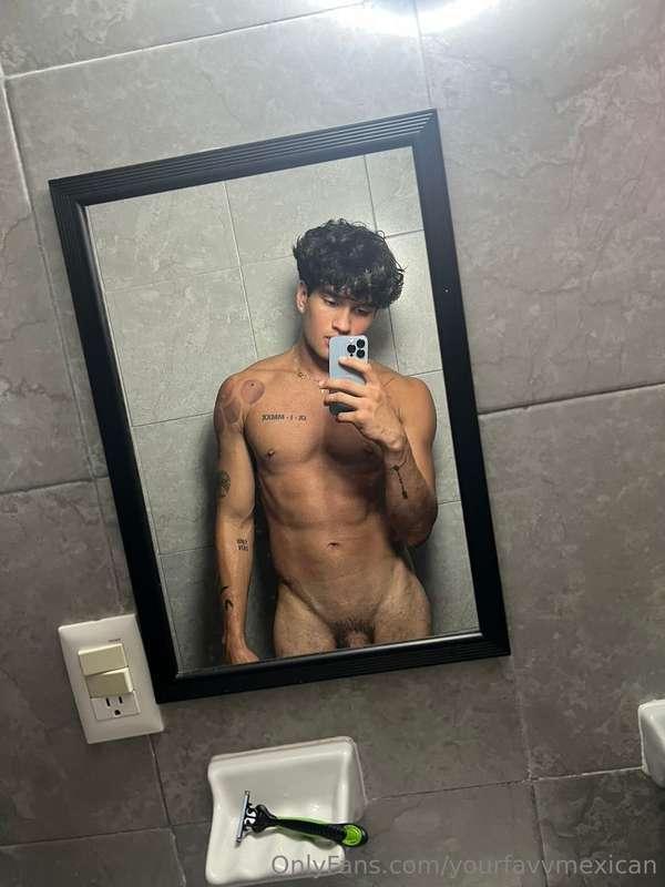 Going live tonight at 9pm est guys 😫😫 be THERE OR UR LAME 
