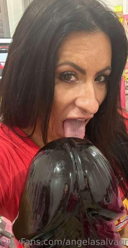 Just got this massive dildo. It’s the biggest dildo I’ve eve..