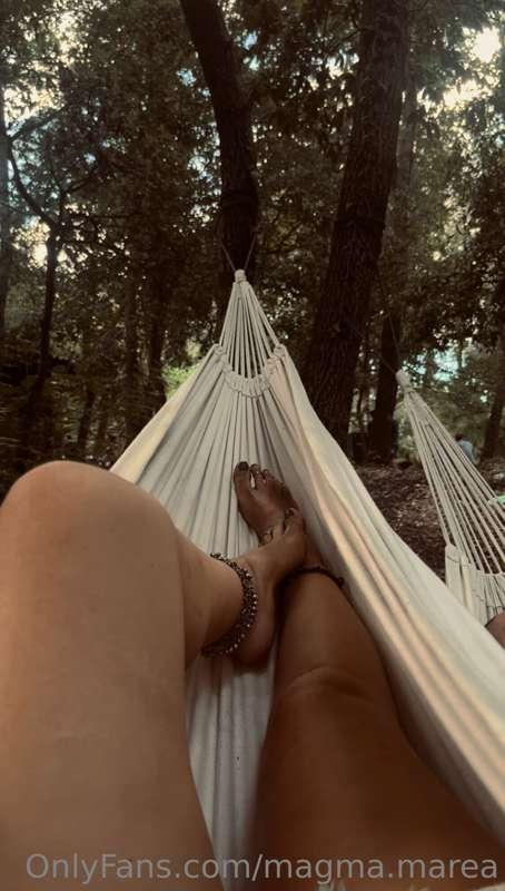 Un rave nel bosco, una musica in lontananza che si fa più in..