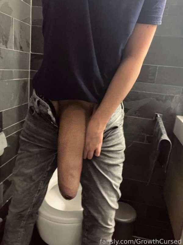 こんな風にトイレでチンポを抜いてるのを見たらどう反応する？ 😳 
-
How would you react if someone pulled out a cock like this in the bathroom? 😳 