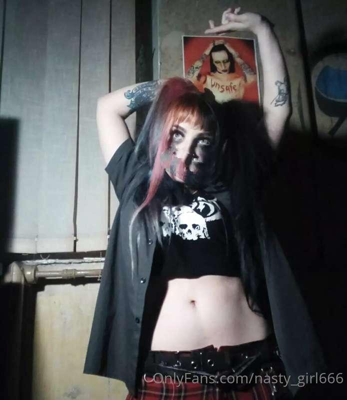 New photos!) 🎃🔗In the last photo, I drew a new art on clothe..