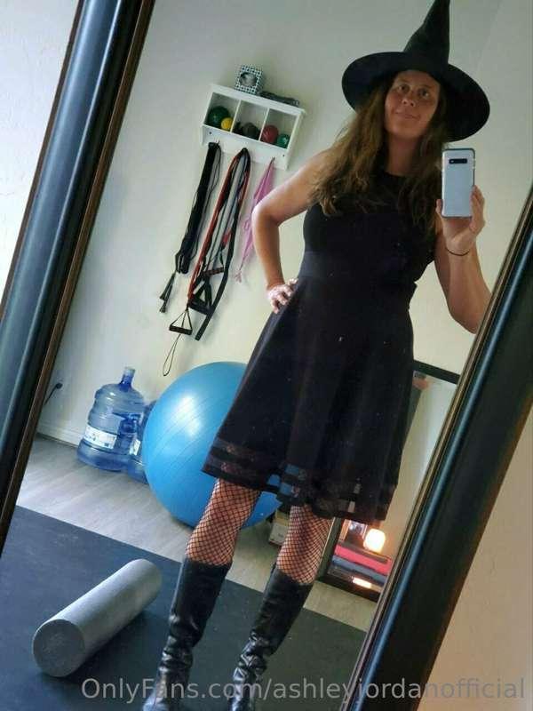 Am I a pretty witch?

#posthalloween