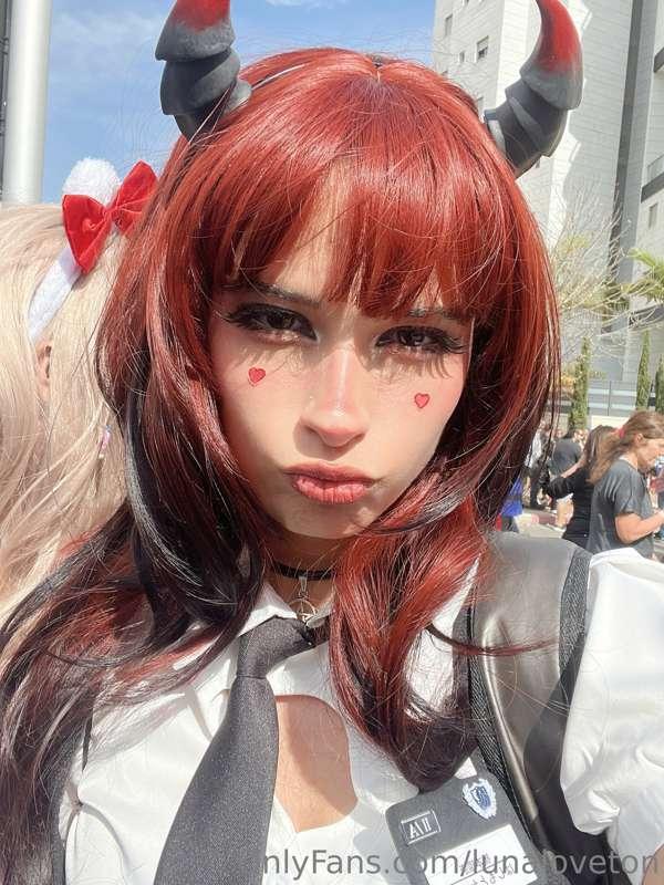 I took some selfies outside the car✨✨
It was a cute little s..