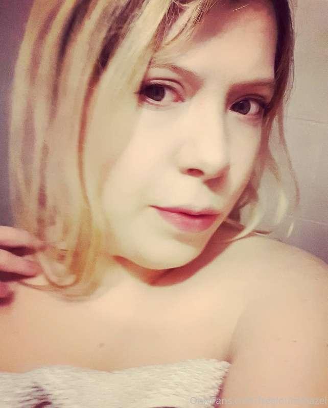 Fresh out the bath, I didn’t see you slide in behind me! 😝 x