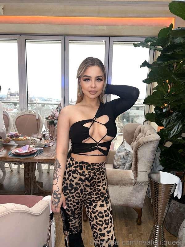 Brunch vibes with my girls 💋 Loving this outfit today—feelin..