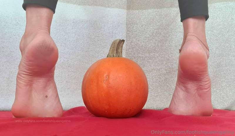 Last pumpkin photos, promise! 😁

(Please forgive me the dirt..