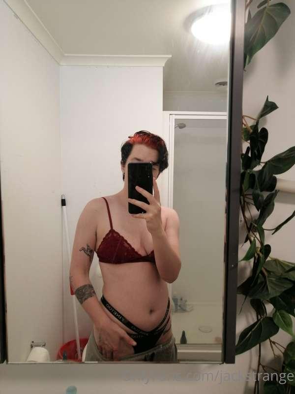 New bralette! Do you like it, or the titties underneath bett..