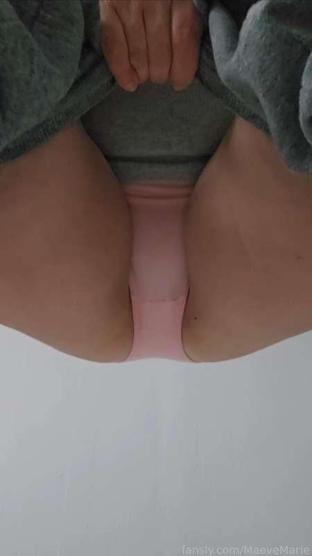 Lay below me as I show you my new panties. I'd love to sit on your face; feel your nose and mouth on them.
#giantess #pov #pantyreveal #Hanes #strip #underboob #joggingpants #mombod #booty #ass #cotton #roleplay #homewrecker #natural #real #cute #vpl