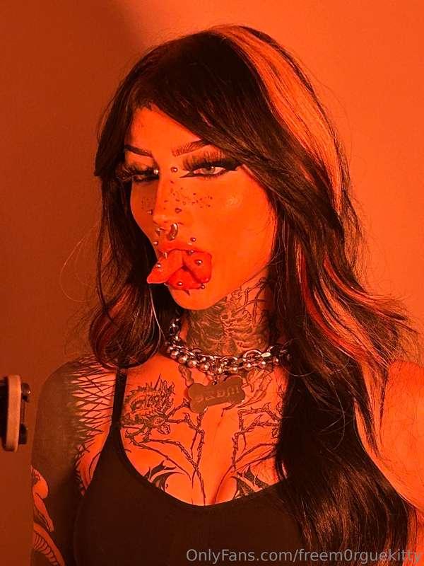 thinking of teasing your cock with my tongue 😋 @m0rguekitty