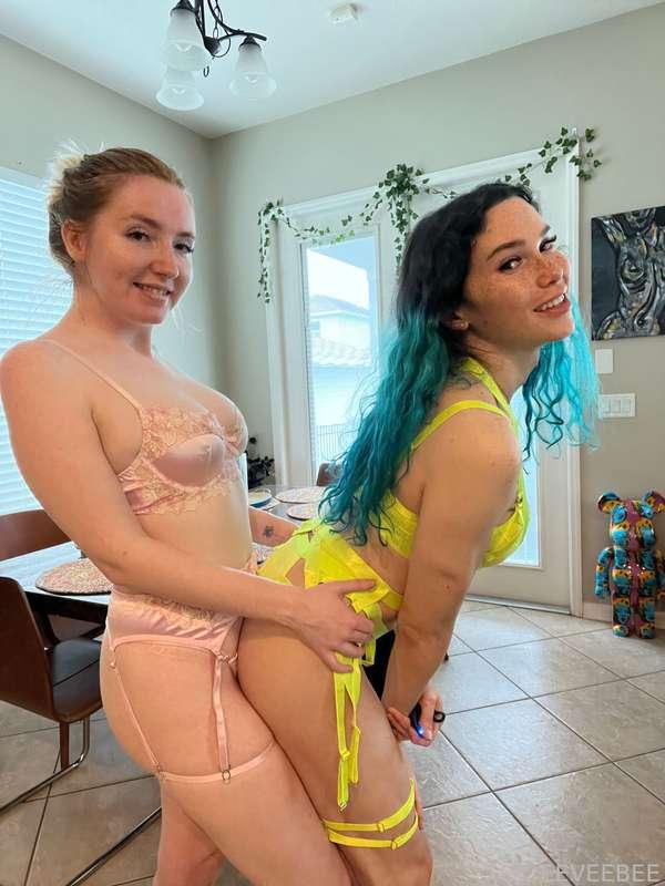 Do we make you hard?😋😋
#fyp #threesome #couple #throuple #gg #bg #bj #trans #transgender #dominatrix #submissive