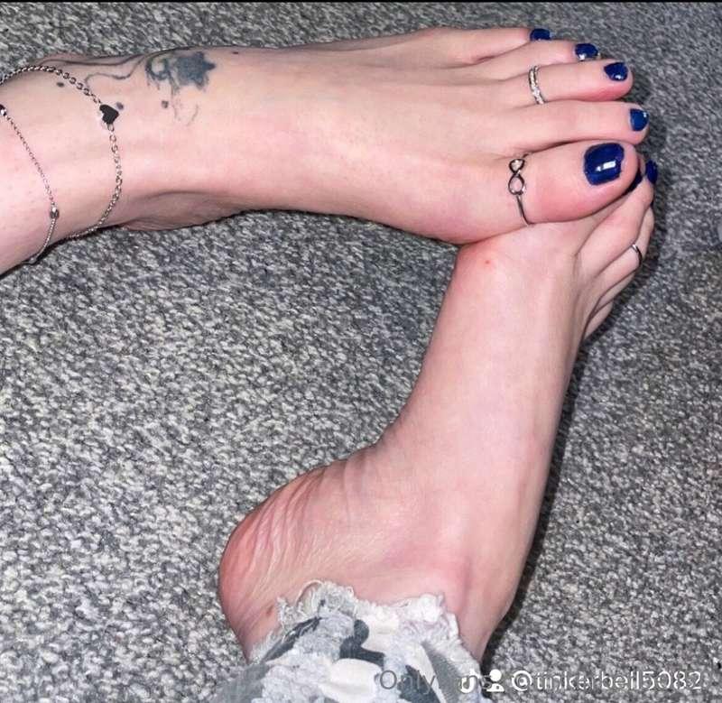 Pretty little feet, arches, toe rings,anklets and tattoos😋🤤