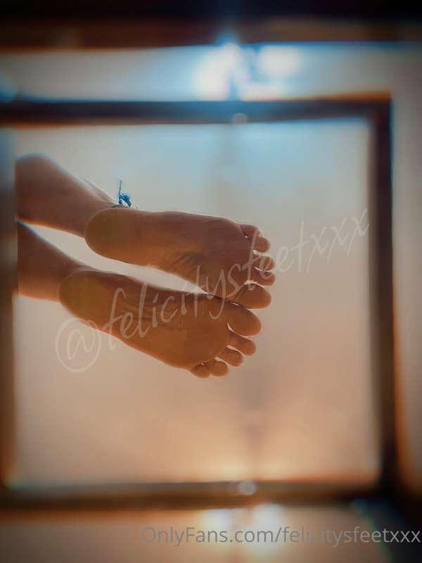 Resting my feet who wants to see 😈👣