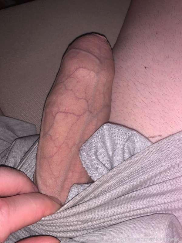 Dick slipping out my shorts 🍆