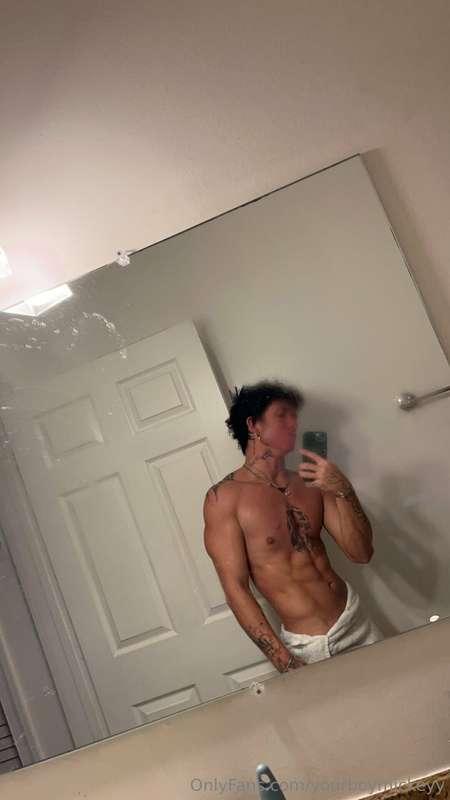 I need to be fucked so fucking bad I’m so horny holy shit 😜😍..