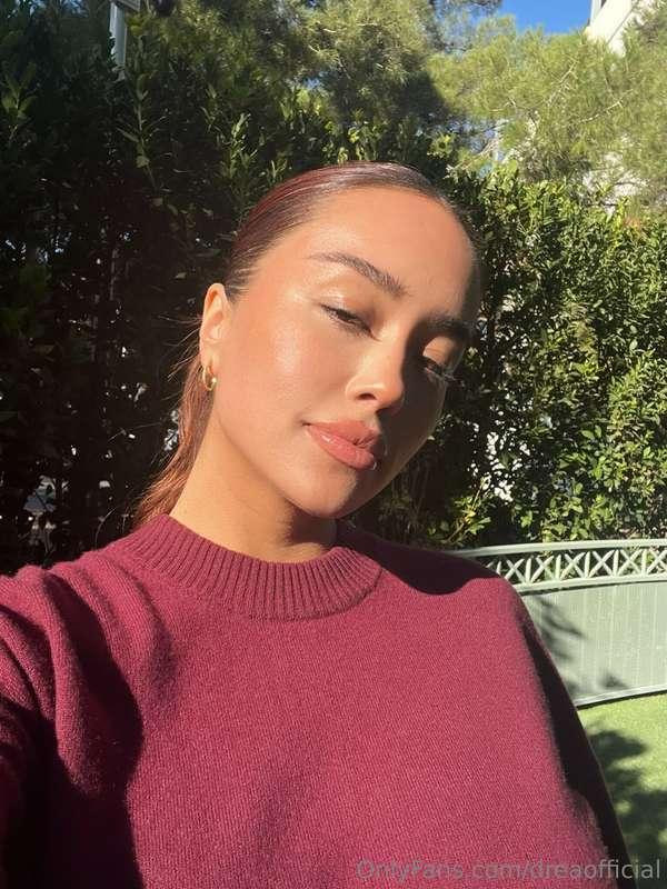 Golden hour got me feeling like a warm hug in sweater form ☀..