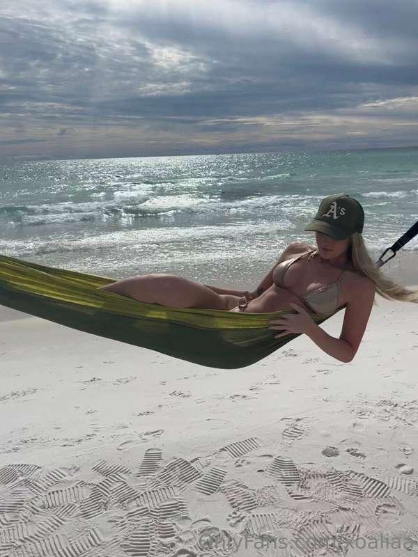 lay with me 🤍

go check my other account 🙈🐱 @xoangeliaa