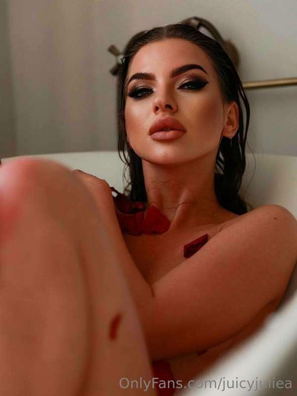 Kiss my soft lips 💋 Rub my smooth skin ✨ Lick my wet pink pu..