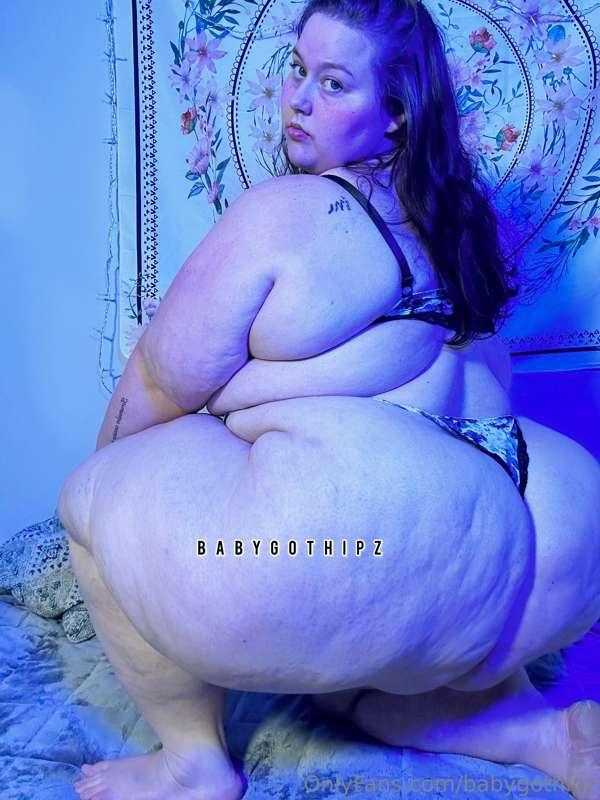 CAKE BY THE POUND🎂🎂  Who wants a taste?! 👅🤪
